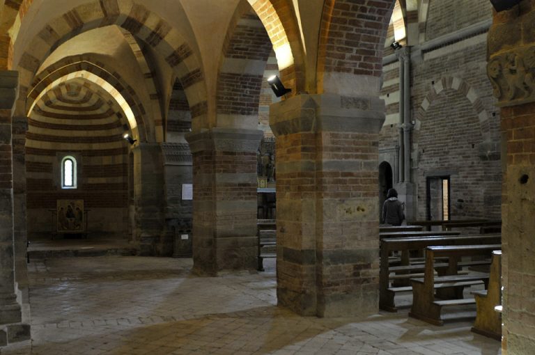 Abbazia Vezzolano: interno abbazia
