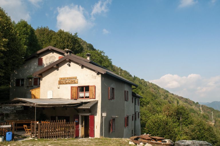 Alta Via Monti Lariani: rifugio Bugone
