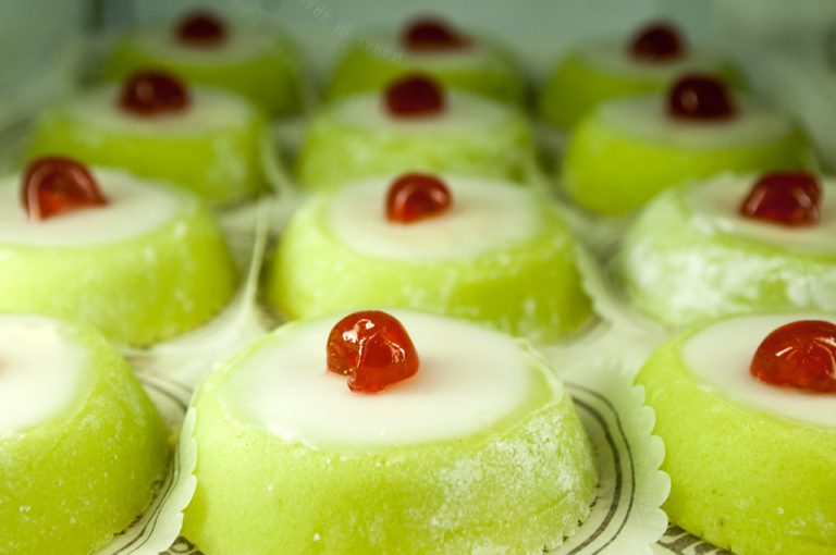 Erice: dolci pasta di mandorle