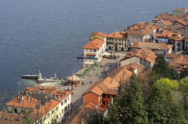 battello lago Maggiore: lungolago Angera
