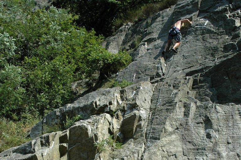 battello lago Maggiore: roccia