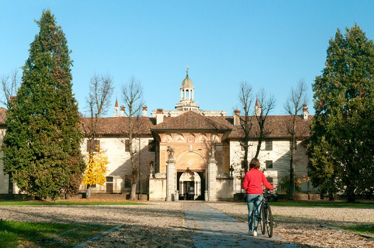 In bici lungo il Naviglio Pavese: la Certosa