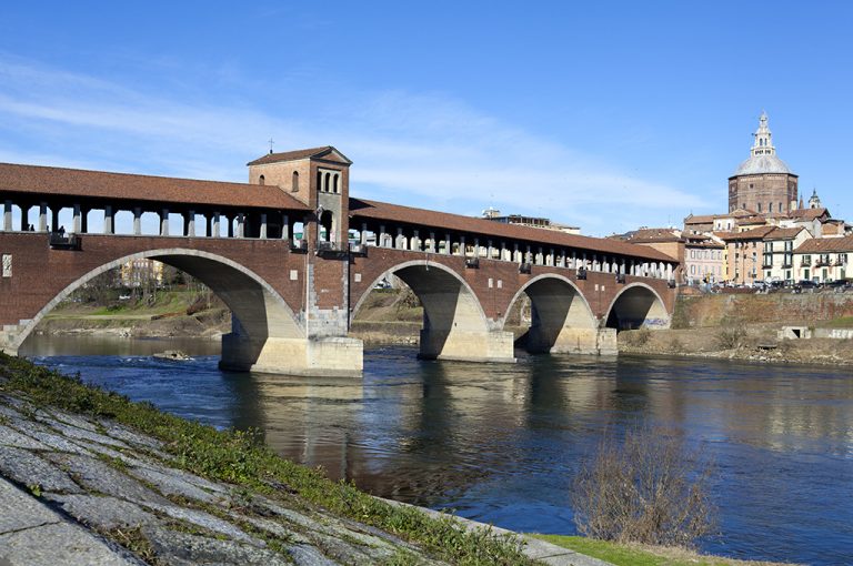 In bici lungo il Naviglio Pavese: ponte coperto
