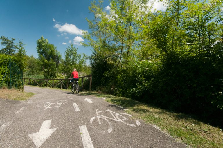 In bici o a piedi al lago di Comabbio