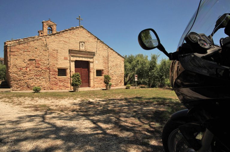 in moto nel Piceno: chiesa