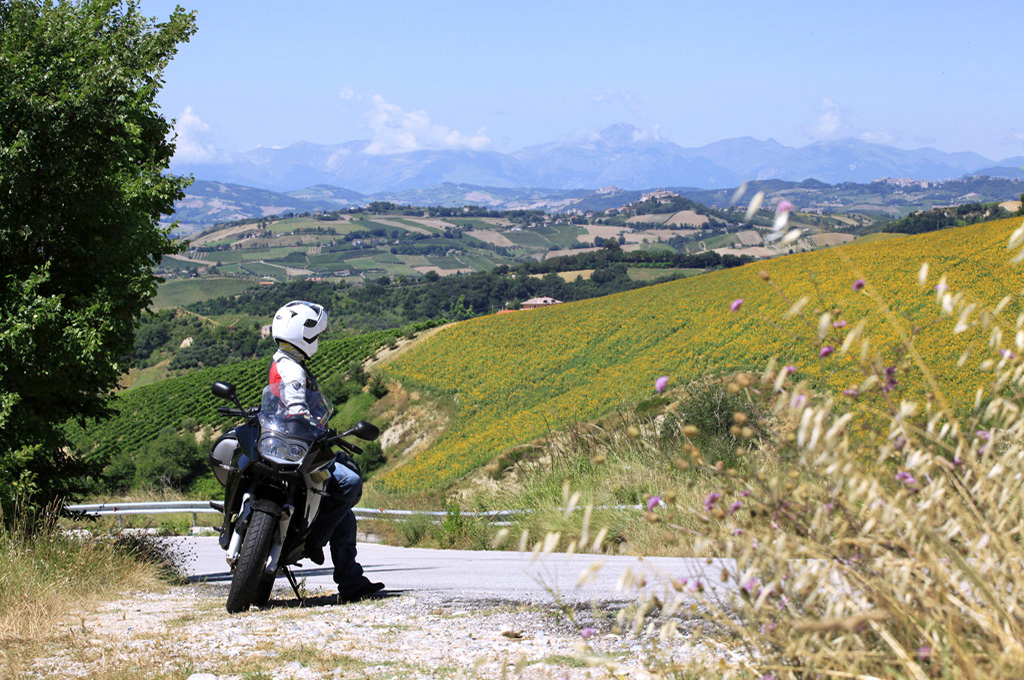 In moto nel Piceno: sosta colline