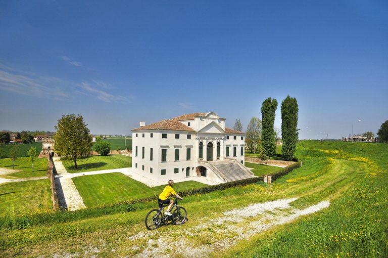 ciclabile sinistra po: villa