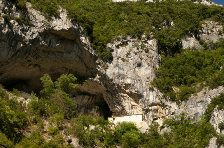Gola della Rossa e Frasassi: scorcio eremo