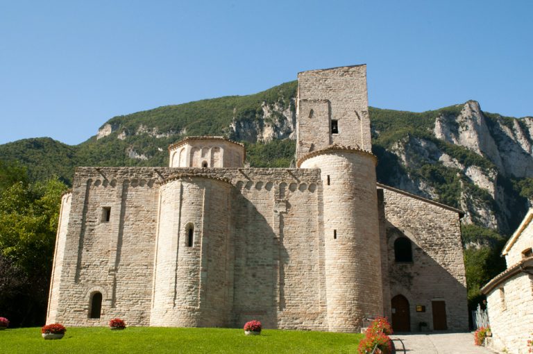 Gola della Rossa e Frasassi: abbazia
