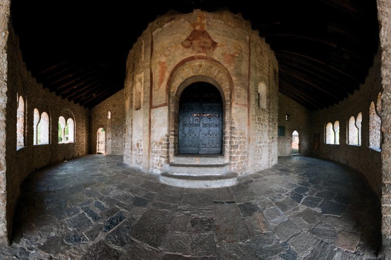 San Pietro al Monte: porticato