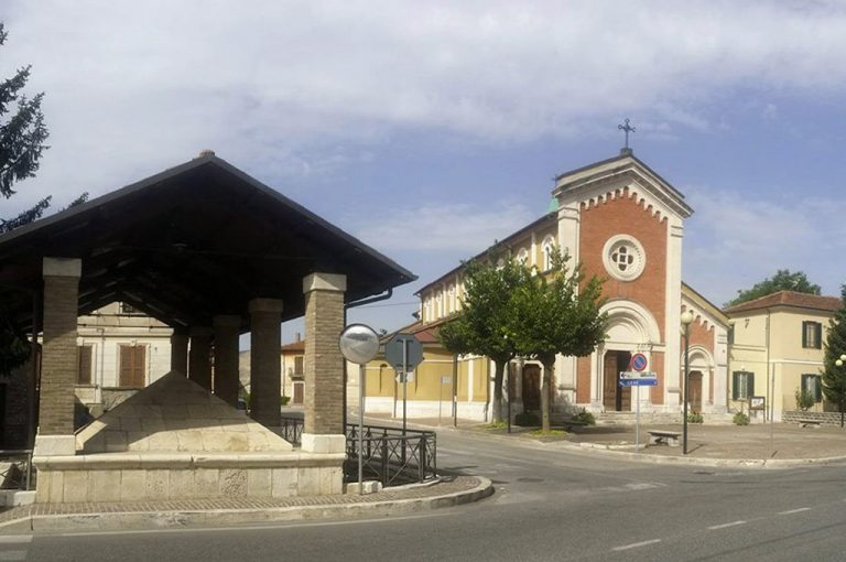 Scurcola Marsicana: chiesa e lavatoio