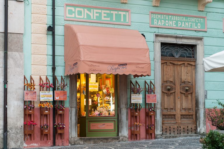 La storica confetteria Rapona