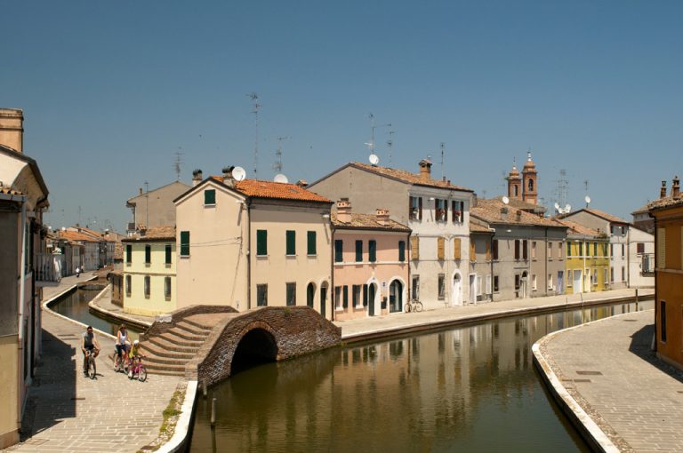 Comacchio: bici tra i canali