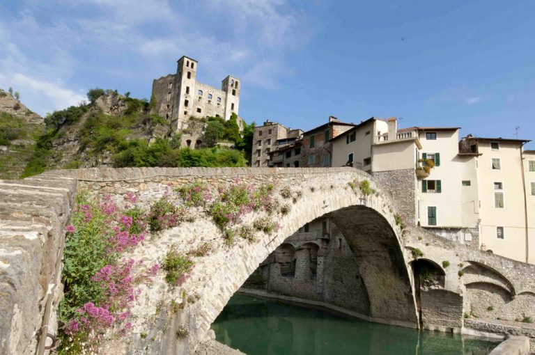 Viaggio tra i rock villages: castello