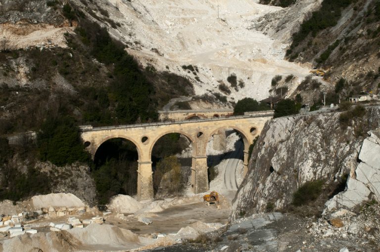 Carrara e le cave di marmo: ponti Vara