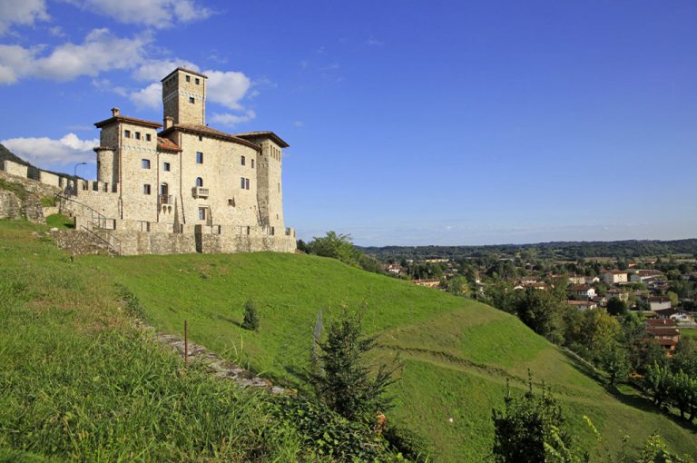 in moto Passo Mauria: castello