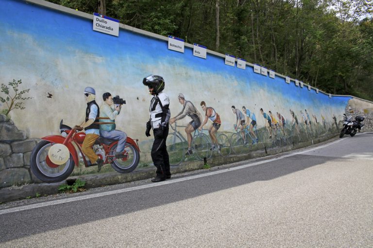 in moto Passo Mauria: murales