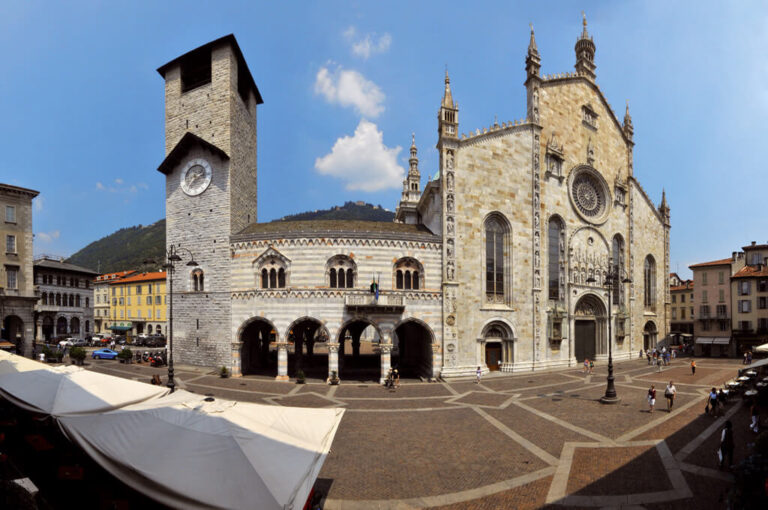 Battello lago di como: piazza Duomo a COmo