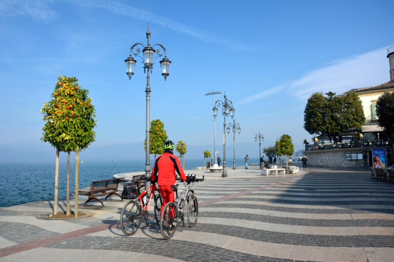 In bici sul lago di garda: lungolago Lazise