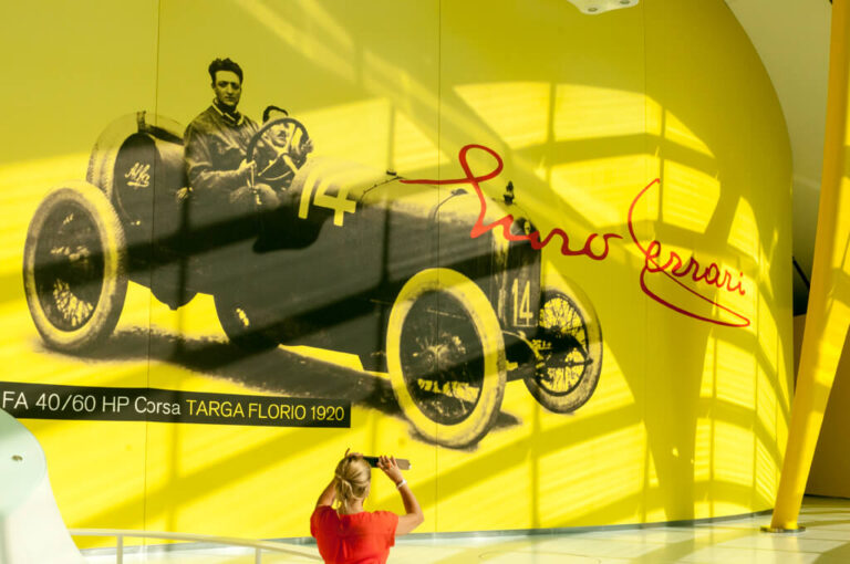 Mef museo enzo ferrari: l'ingresso del museo
