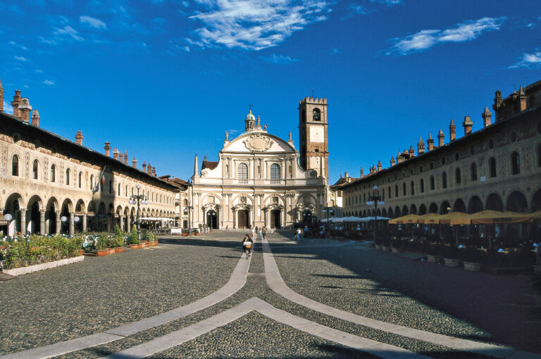Weekend in camper tra la pianura e le colline: piazza Duomo Vigevano