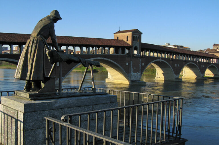 Weekend in camper tra la pianura e le colline: ponte coperto Pavia