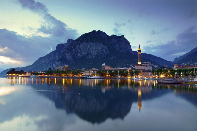 A lecco, sulle tracce dei promessi sposi: tramonto su Lecco
