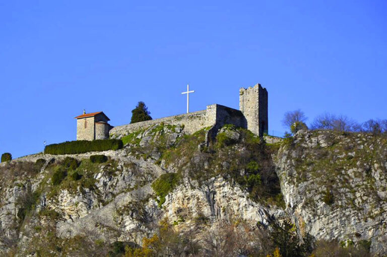 A lecco, sulle tracce dei promessi sposi: castello dell'Innominato