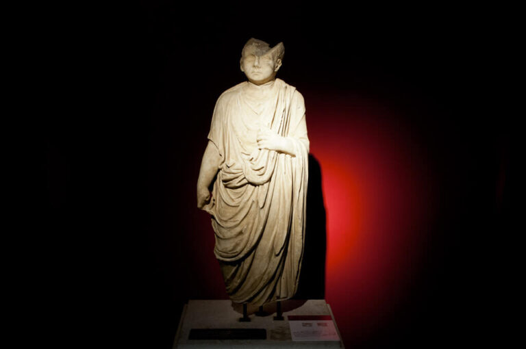 Alla scoperta della città romana di luni: statua al museo di Luni