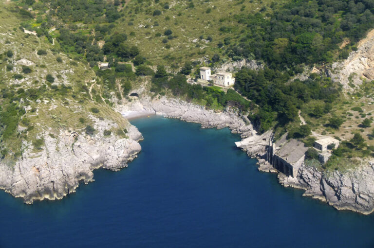 Baia di ieranto: veduta aerea