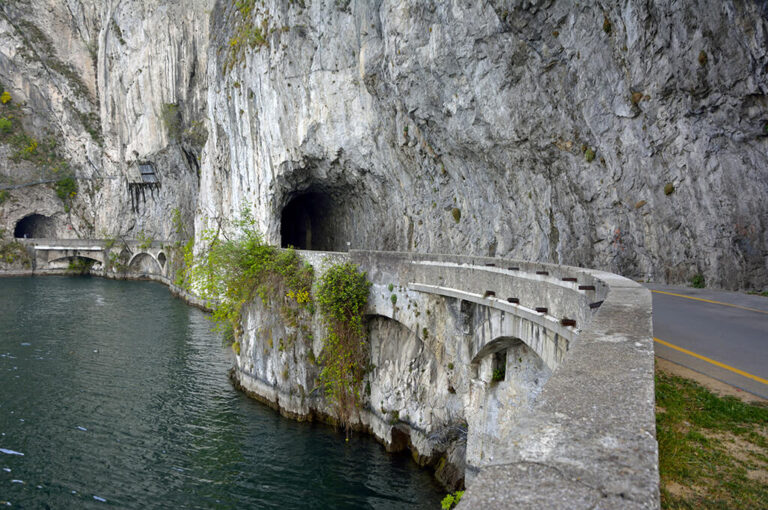 Giro del lago di iseo in bicicletta ciclabile toline vello