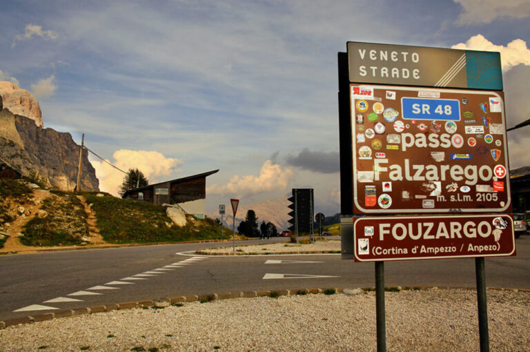 In moto da cortina d'ampezzo: cartello segnaletico al passo