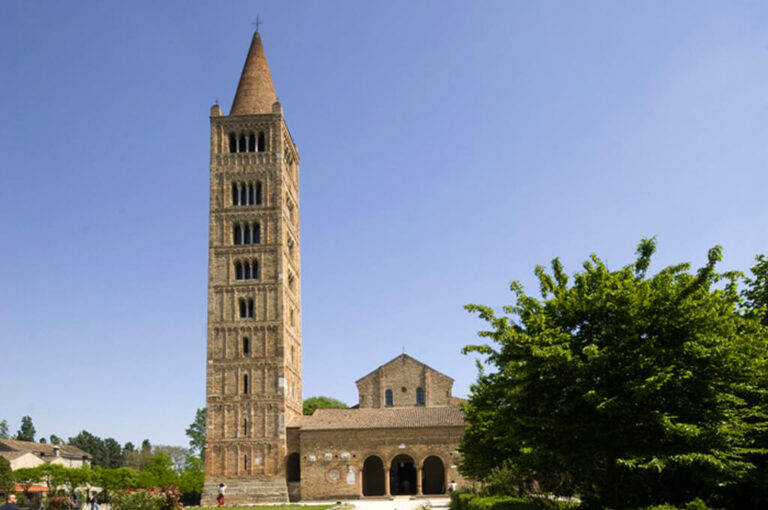 La magnifica abbazia di pomposa: veduta del complesso abbaziale