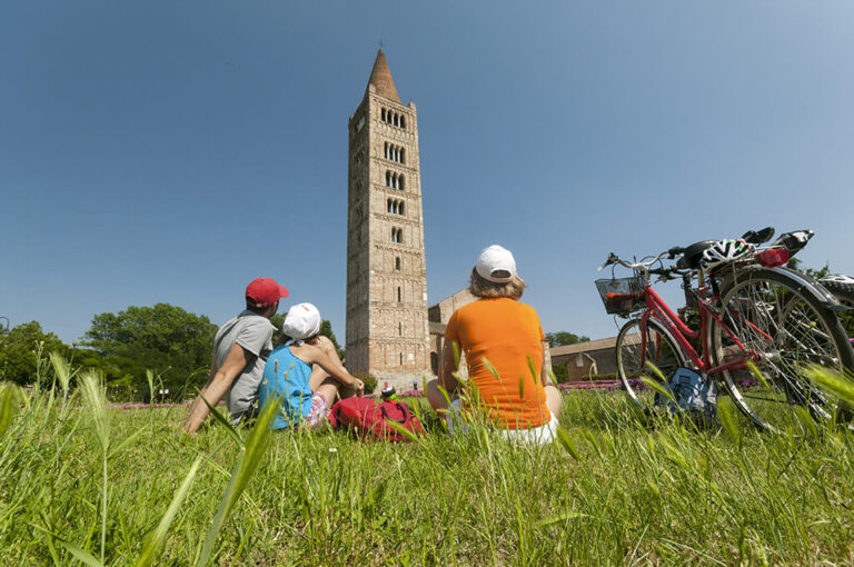 La magnifica abbazia di pomposa: relax sul prato