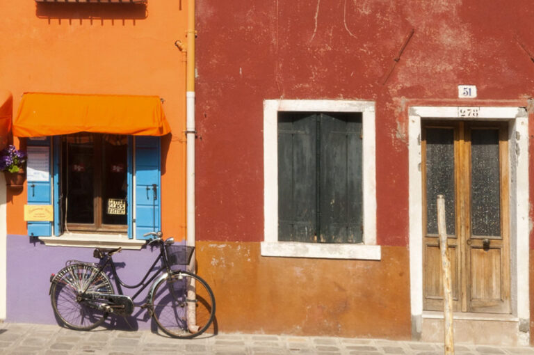Murano, burano e torcello: le case colorate a Burano
