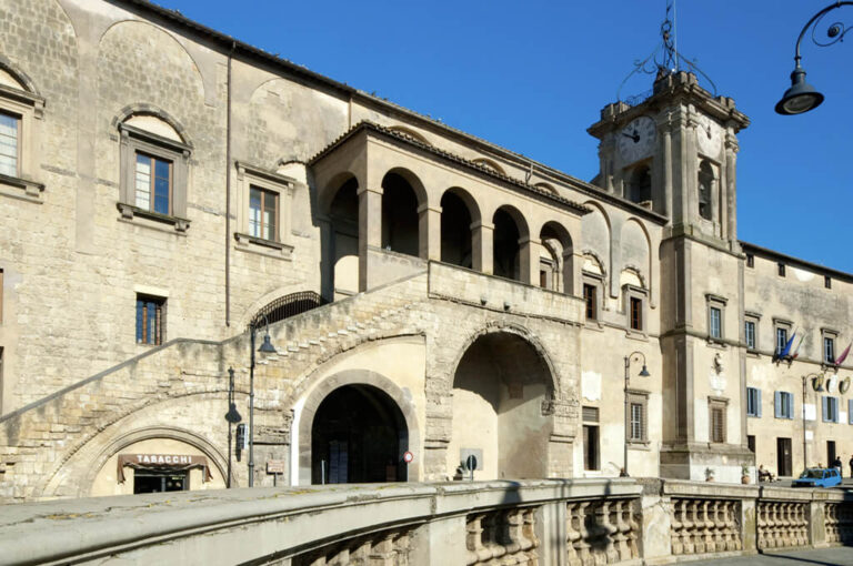 Tarquinia, tutto il fascino dell'etruria: palazzo comunale