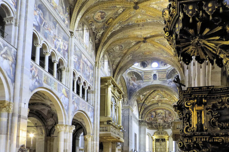 Un giorno a parma interno cattedrale