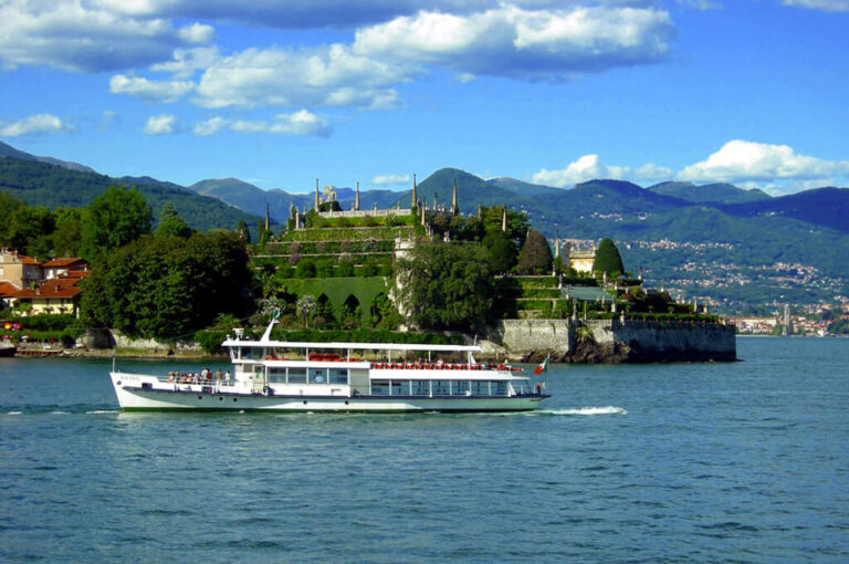 Battelli più treno lago maggiore express: • L'Isola Bella con la motonave Daino