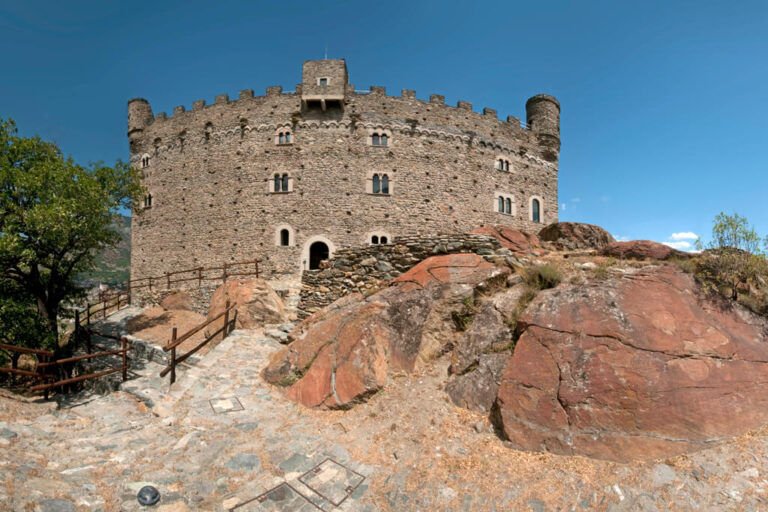 Castello di ussel: ingresso al maniero