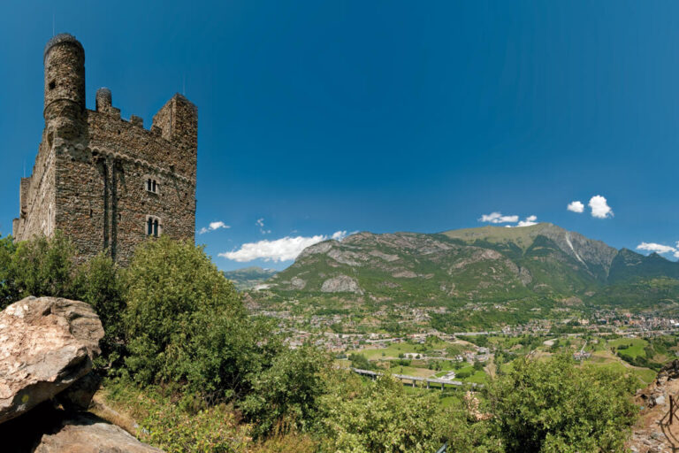 Castello di ussel: veduta sulla bassa valle