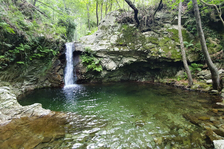 La cascata delle libellule blu e la cascata della ferriera: cascata della Ferriera