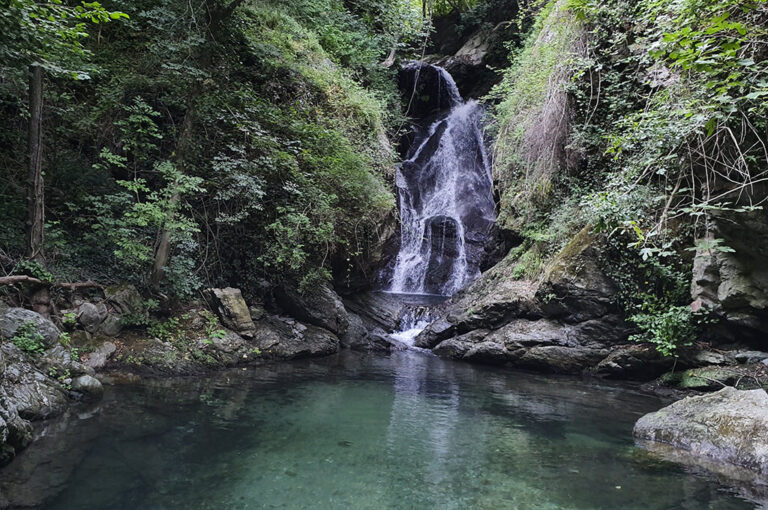 La cascata delle libellule blu e la cascata della ferriera: cascata libellule blu