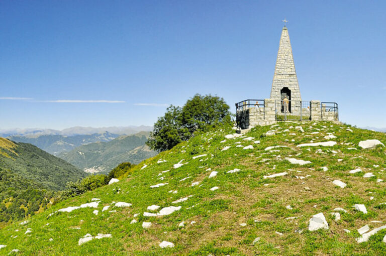 La salita al monte palanzone: obelisco sulla cima