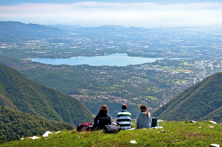 La salita al monte palanzone: panorama sui laghi briantei