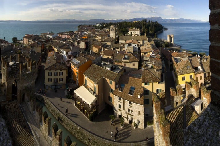 Sirmione, penisola mediterranea borgo