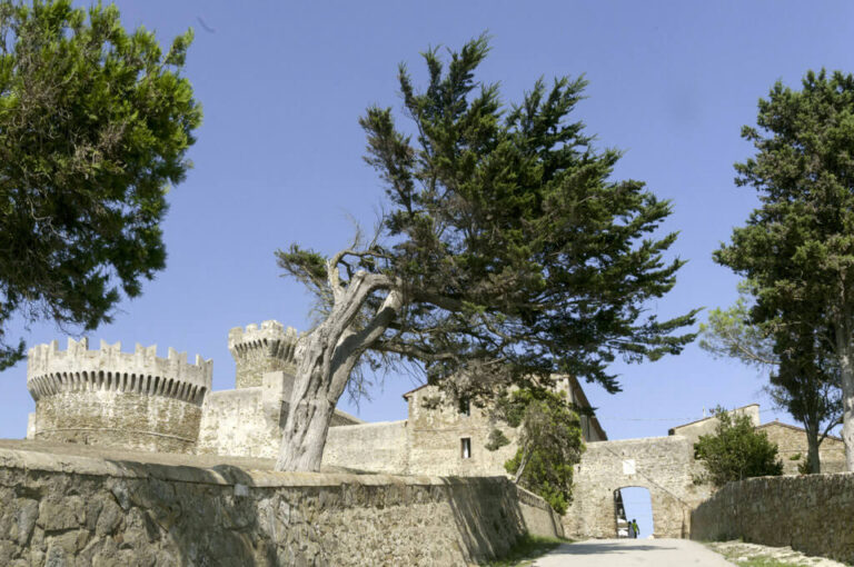 Verso il golfo di baratti: Populonia