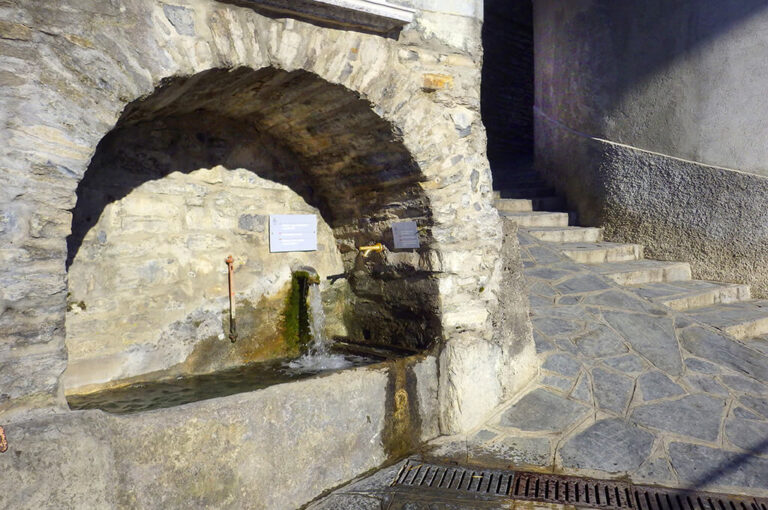 Lago di como il sentee di sort e la via verde fontana