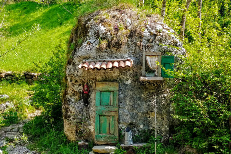 Il villaggio lungo il fiume casetta