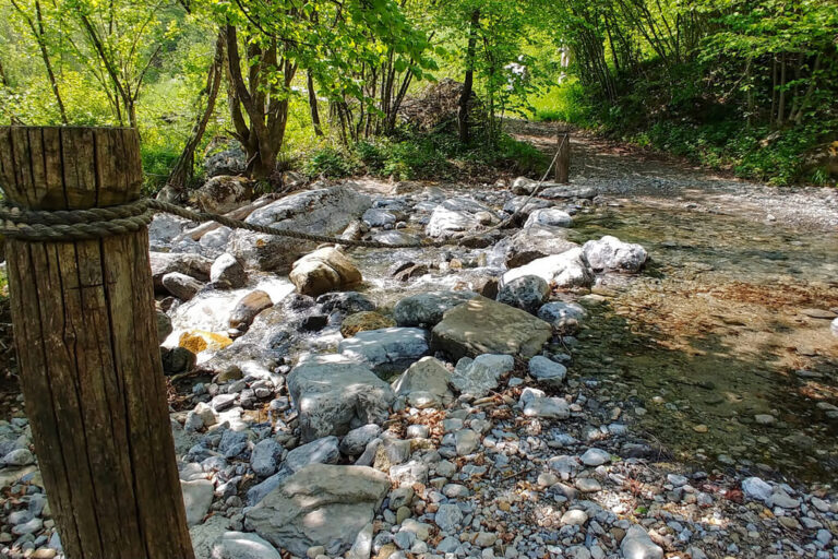 Il villaggio lungo il fiume ruscello