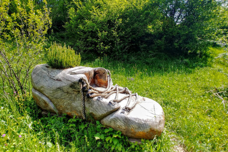 Il villaggio lungo il fiume scarpone